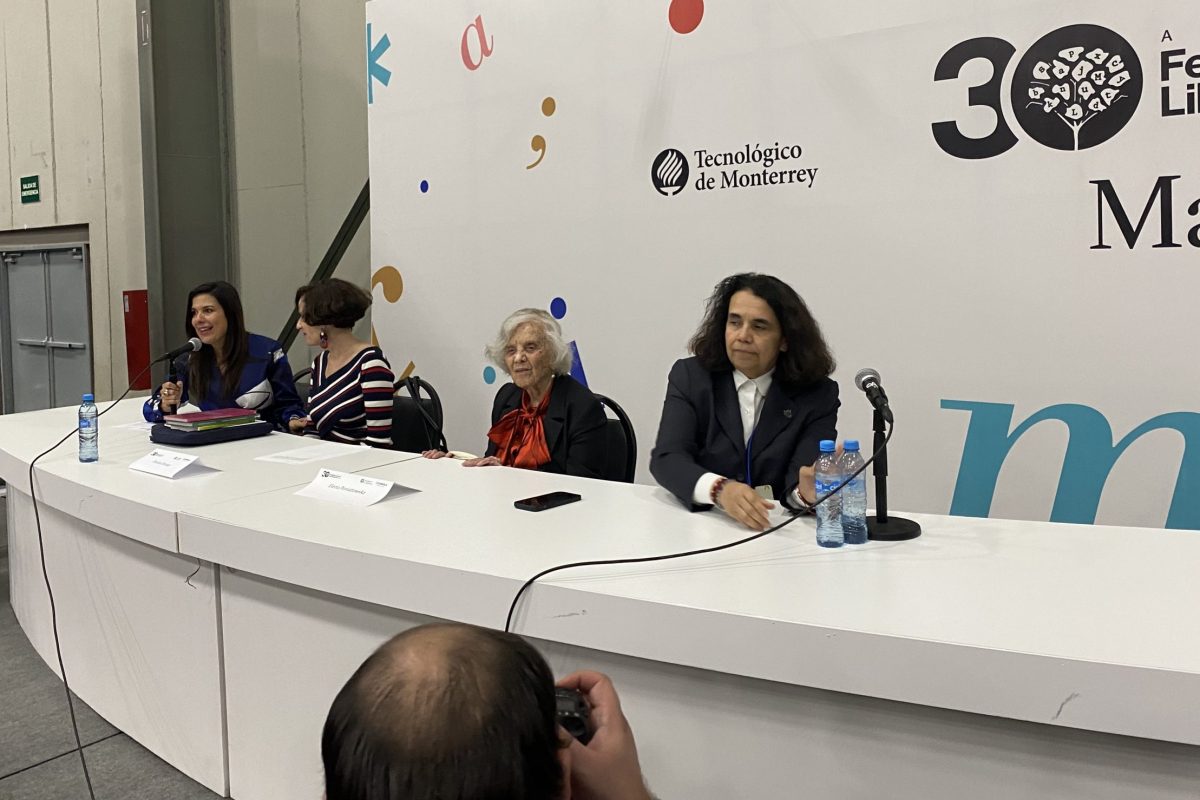 “Para no olvidar mis pecados yo necesitaba escribirlos, sin embargo no tenía nada interesante, así que me los inventé”: Elena Poniatoska