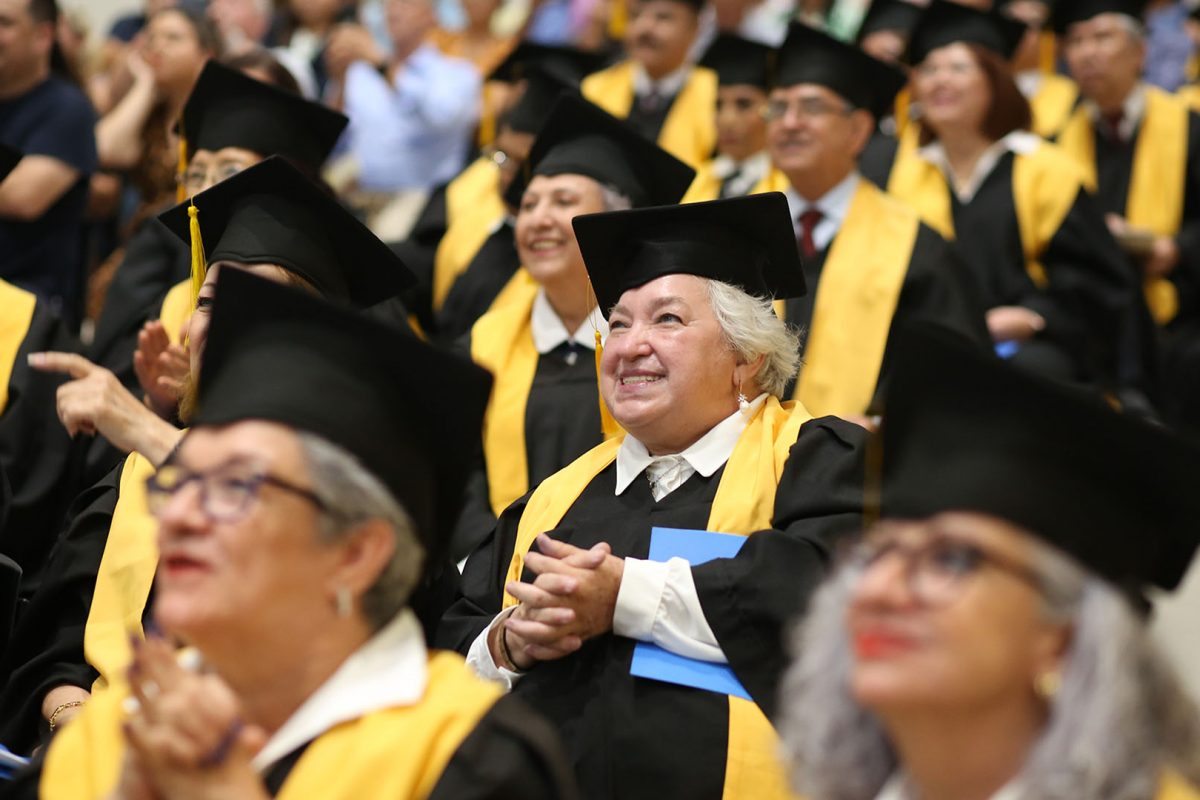 Universidad para los Mayores entrega diplomas a 22 egresados
