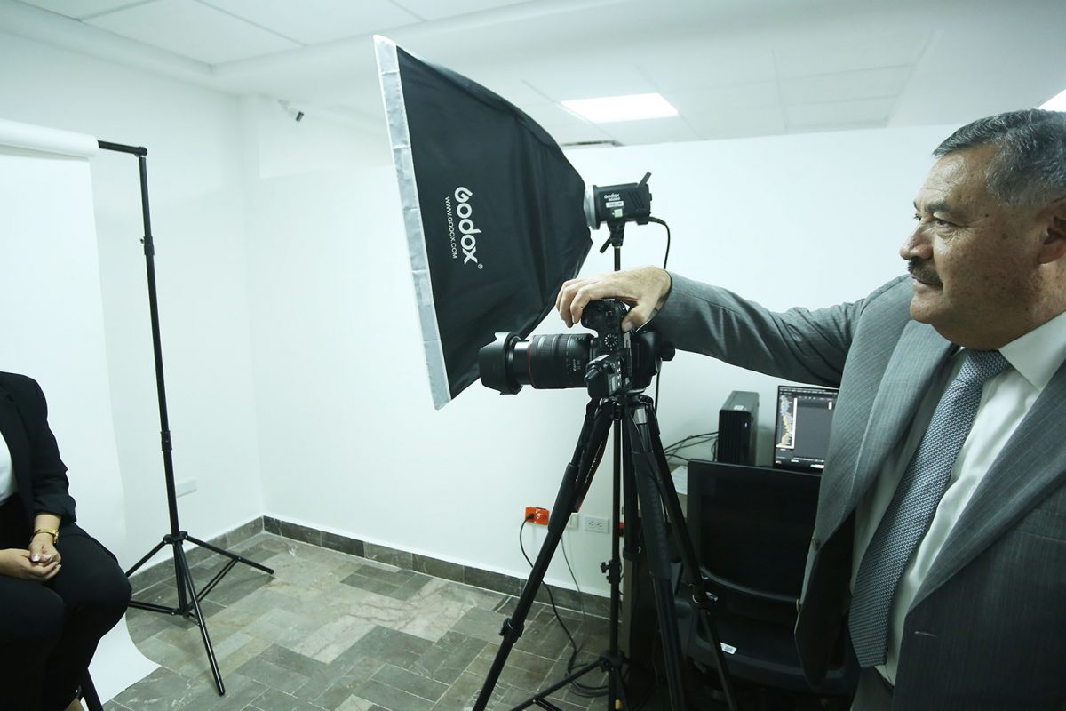 UANL inauguró módulos de fotografía para trámite de titulación