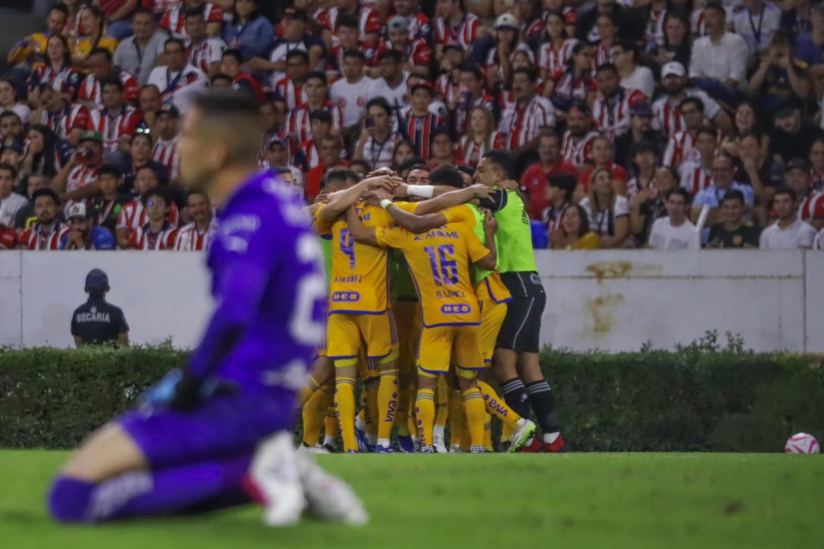 Tigres golea 4-0 a Chivas