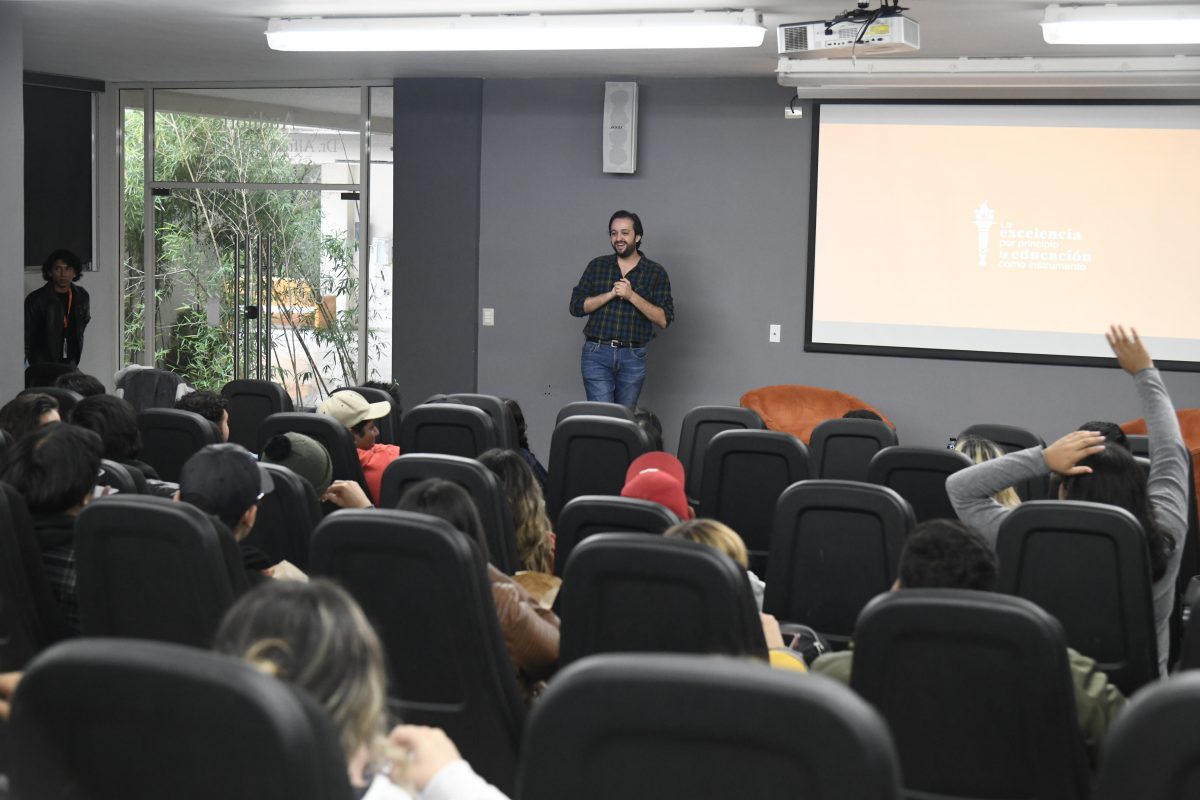 Egresado de FCC presenta cortometrajes ante estudiantes