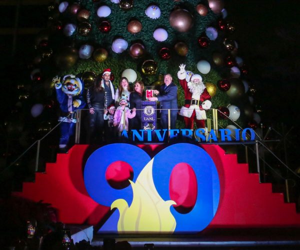  Universidad Autónoma de Nuevo León realiza encendido de pino navideño 2023