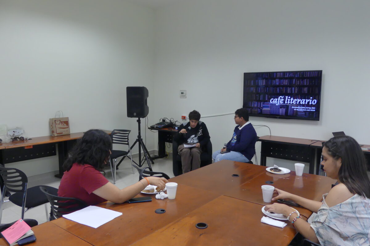 Alumnos de la FCC realizan café literario