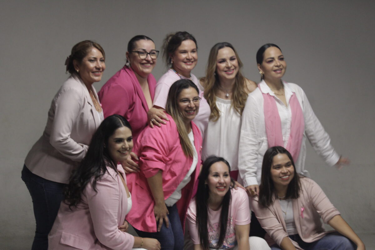 Maestras y alumnas participan en Pinktober