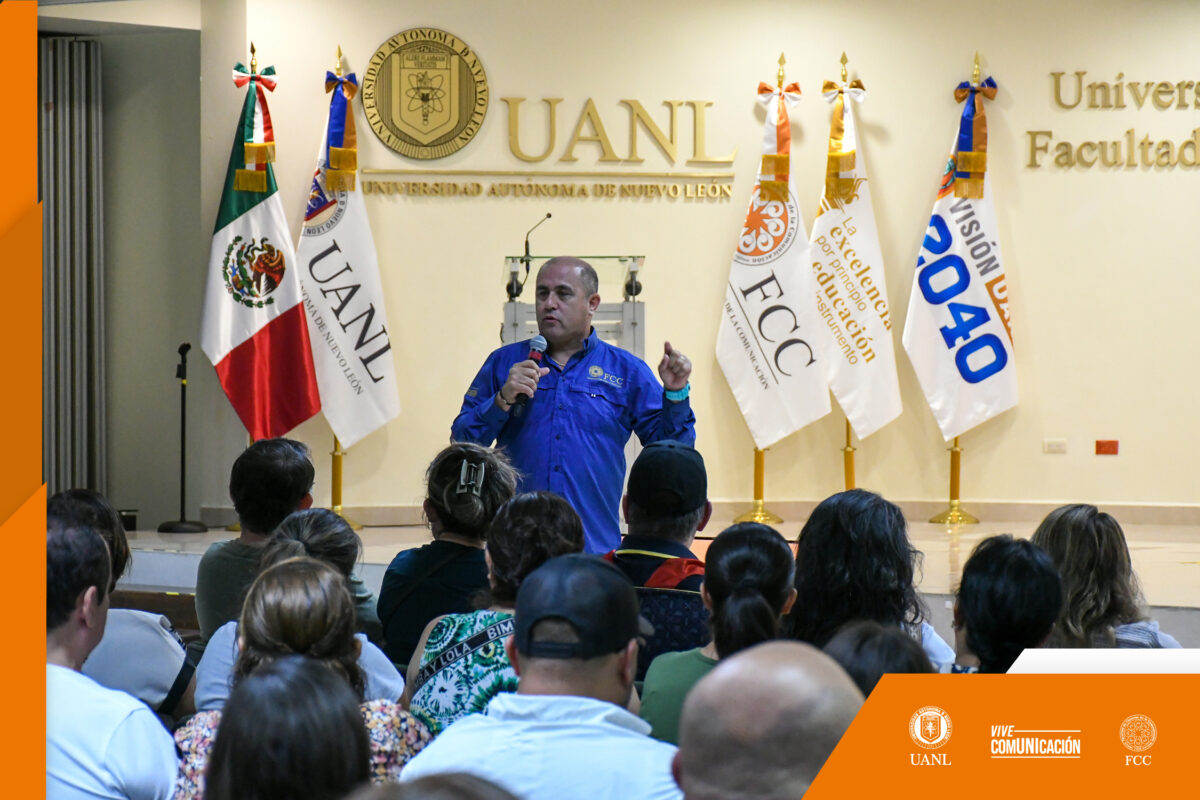 Director de FCC recibe a padres de familia y a estudiantes de nuevo ingreso