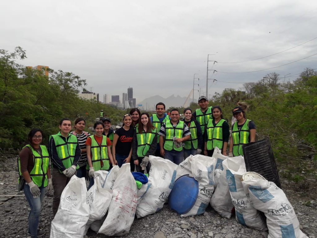 Participan Pericos, en jornada de recuperación del Río Santa Catarina