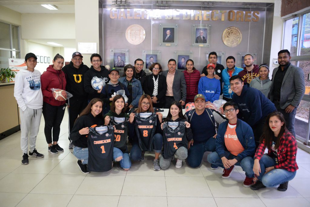 Entrega Coordinadora material deportivo a equipos representativos