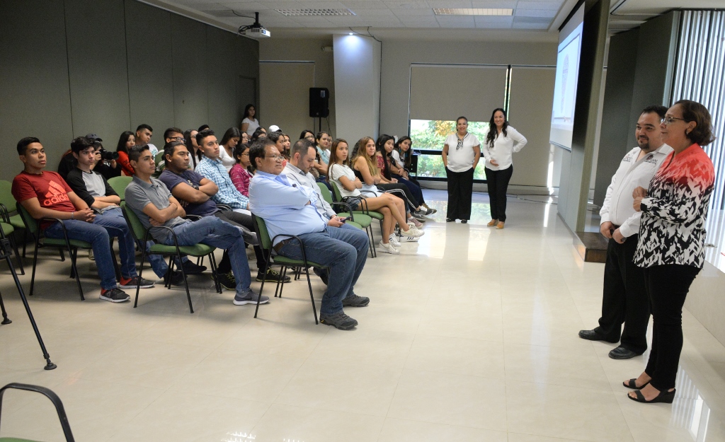 Visitan FCC alumnos de mercadotecnia de la UAdeC