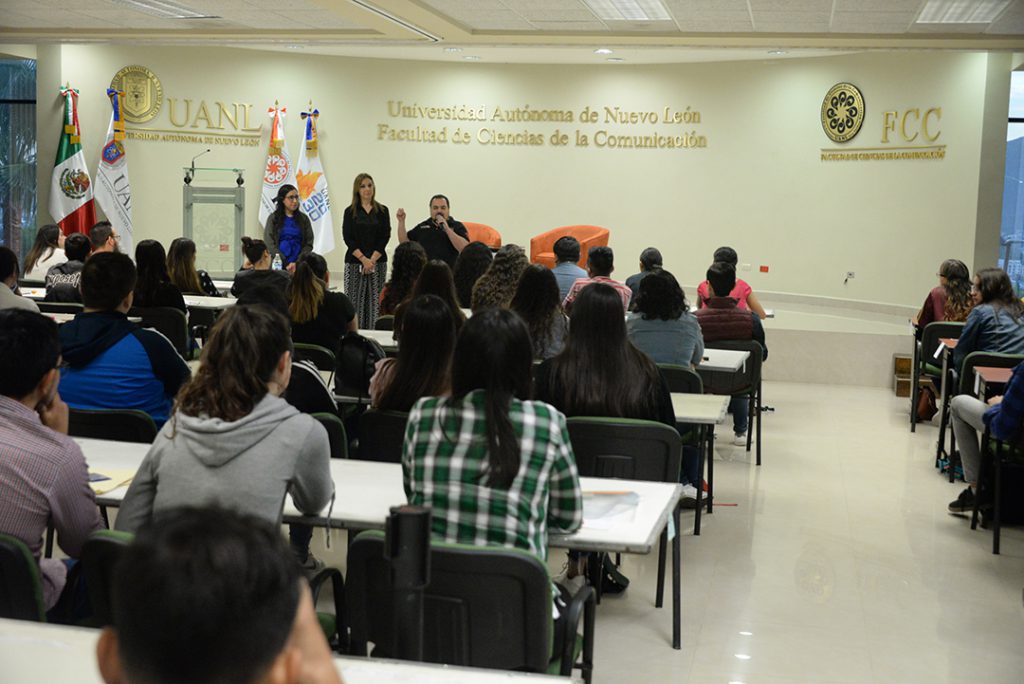 Alumnos presentan el EGEL