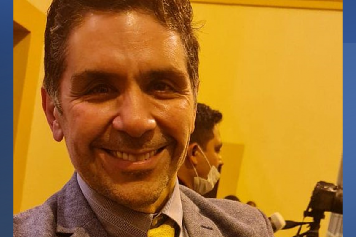 Premio México en tus Manos a Celso José Garza Acuña, secretario de Extensión y Cultura de la UANL