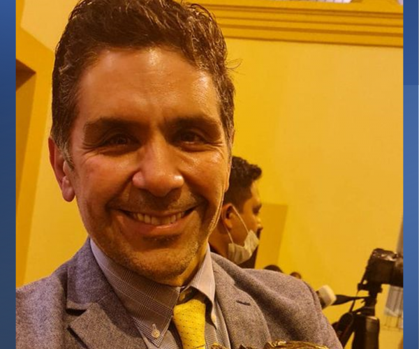 Premio México en tus Manos a Celso José Garza Acuña, secretario de Extensión y Cultura de la UANL