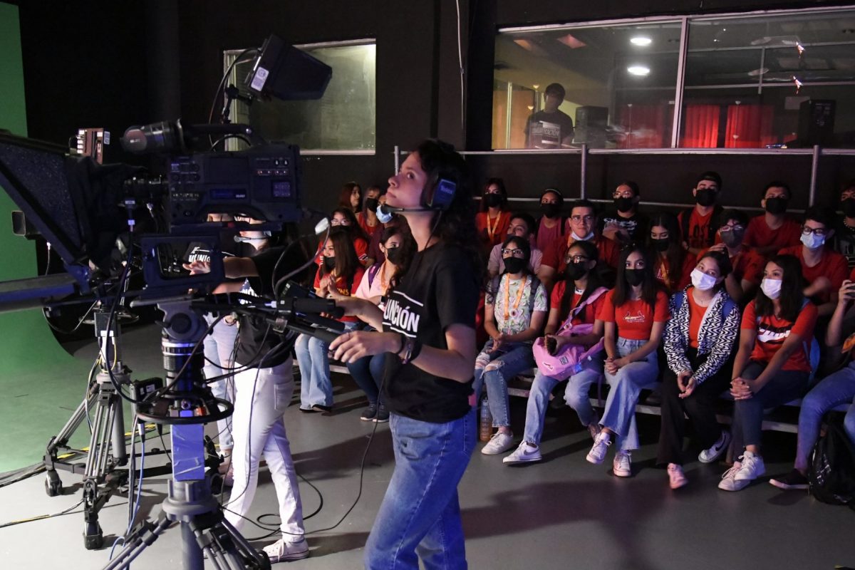 Alumnos de nuevo ingreso llenaron de energía los pasillos de FCC durante semana de inducción