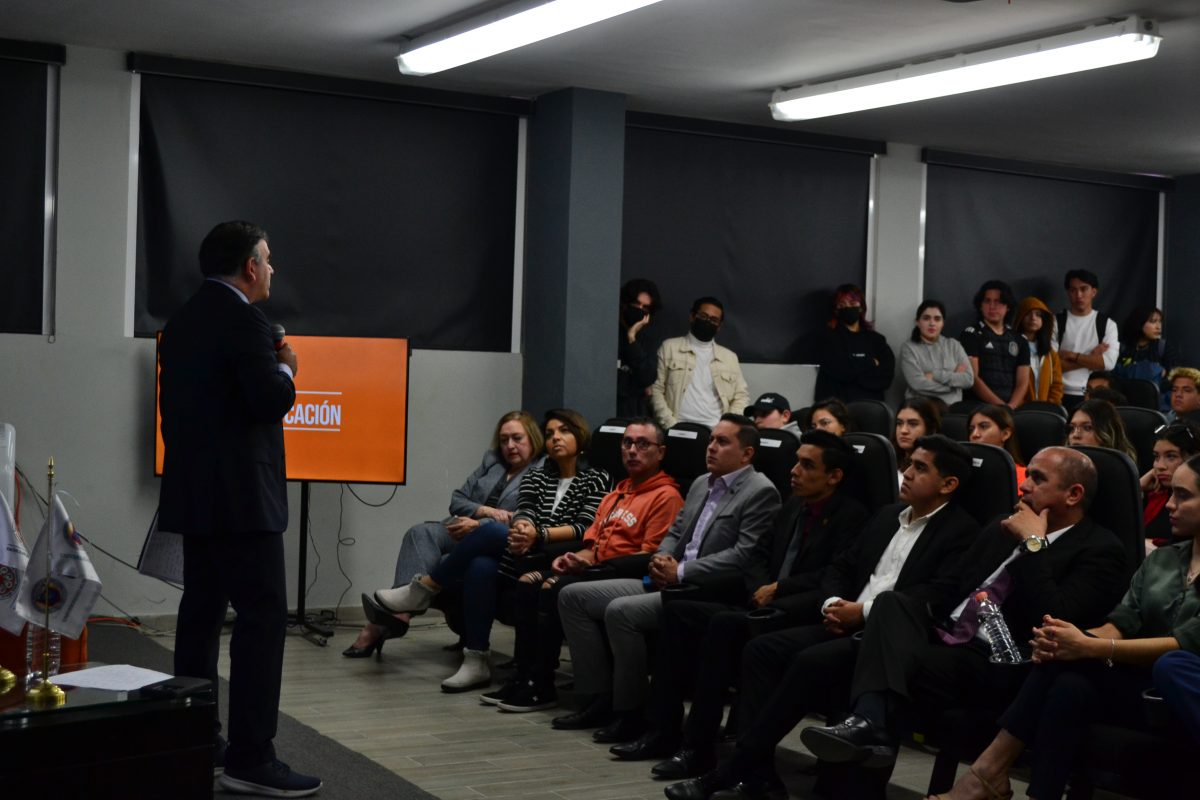 Mario Alberto Garza reflexiona con estudiantes de FCC sobre la importancia de la comunicación en la democracia