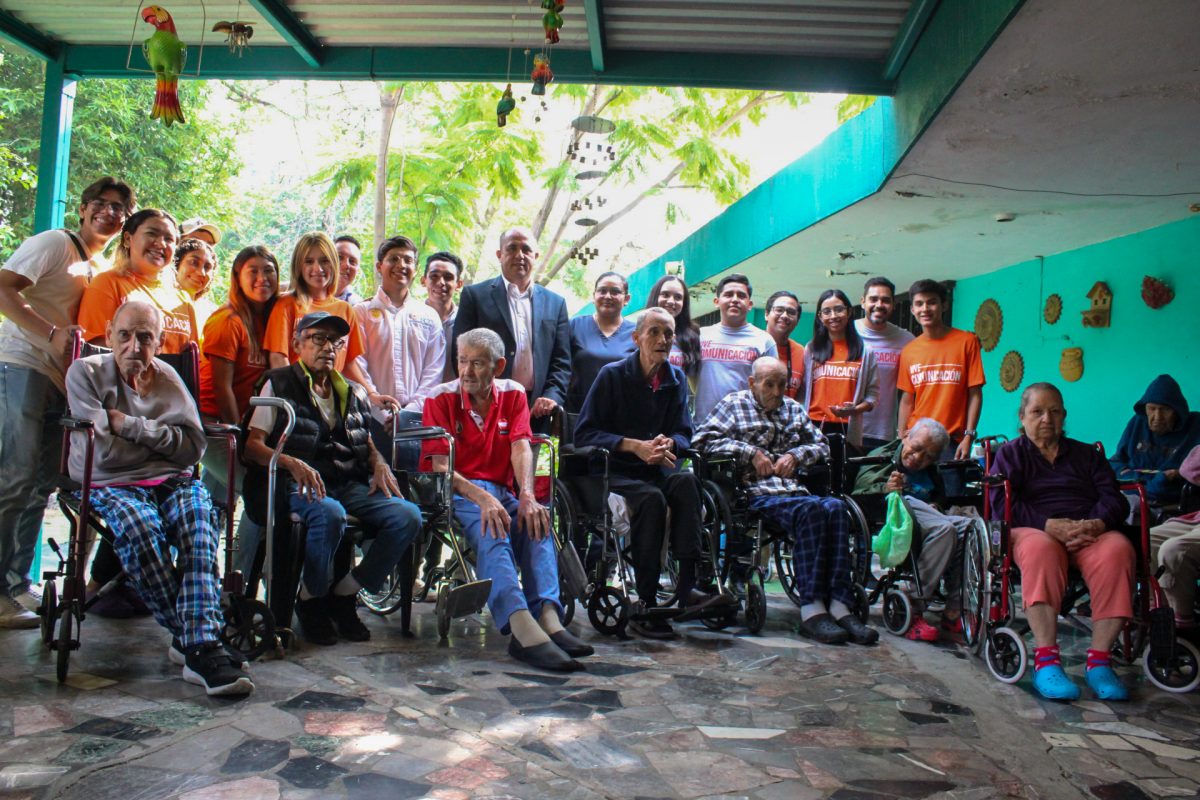 FCC entrega apoyos a asilo
