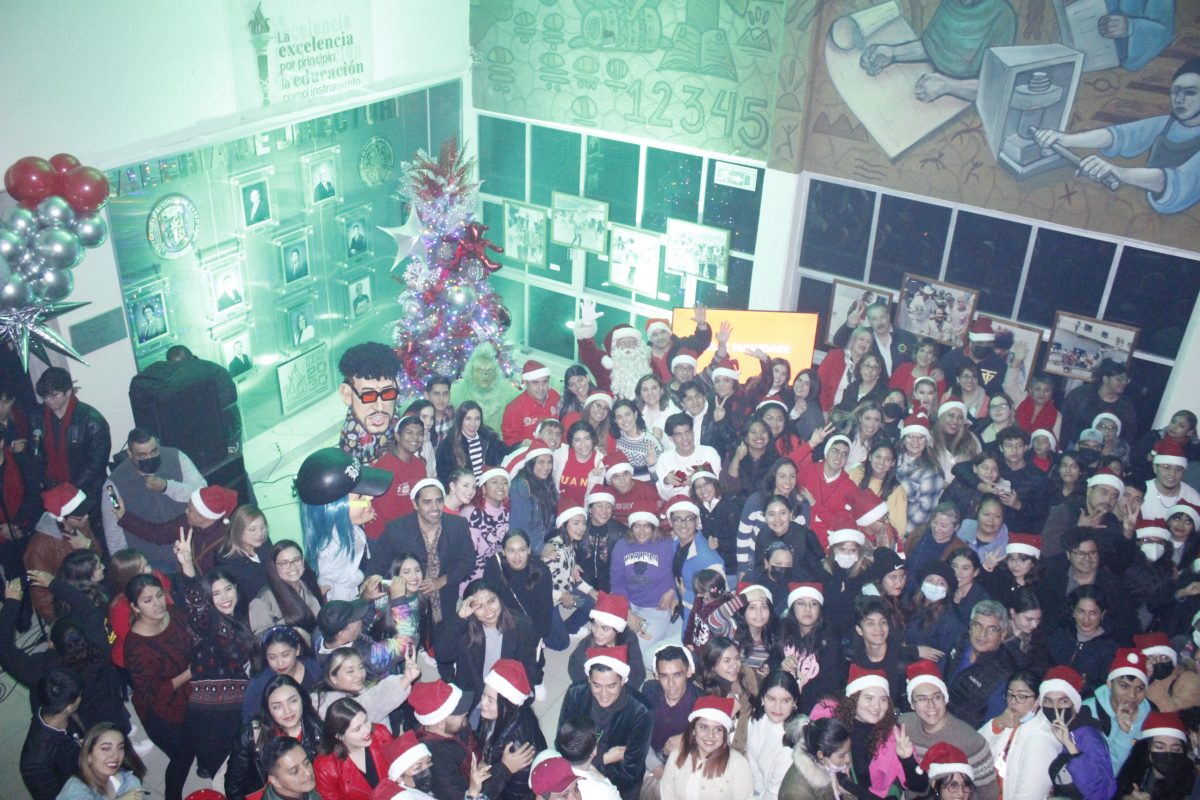 ¡Santa Claus llega a FCC! Estudiantes, docentes y administrativos encienden el pino navideño