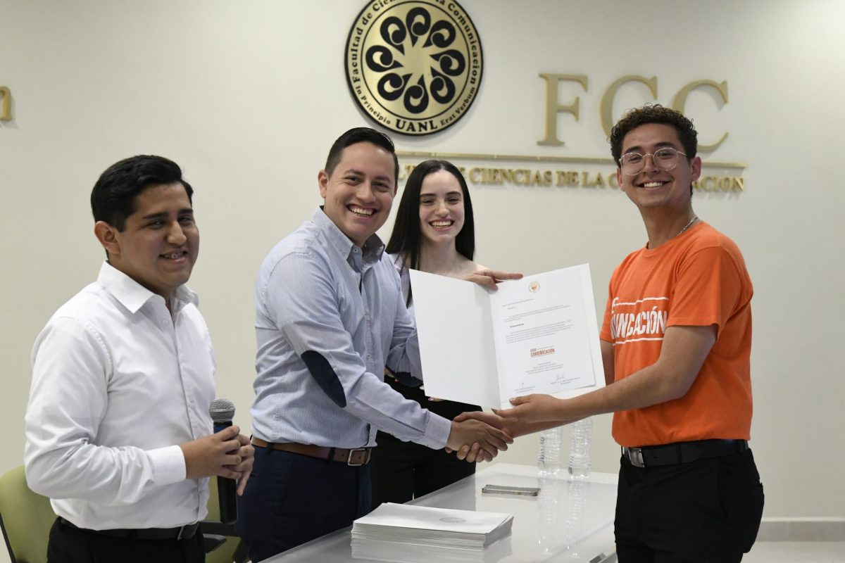 Entregan nombramientos a Sociedad de Alumnos