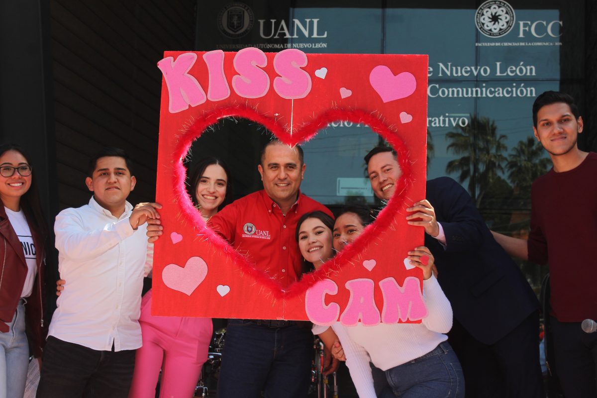 Cupido visita a los Pericos de la FCC. Estudiantes celebran San Valentín