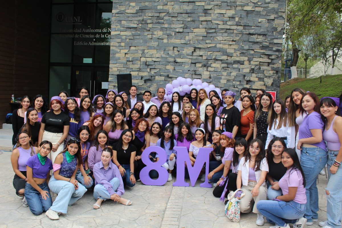 Alumnas de FCC conmemoran el 8M