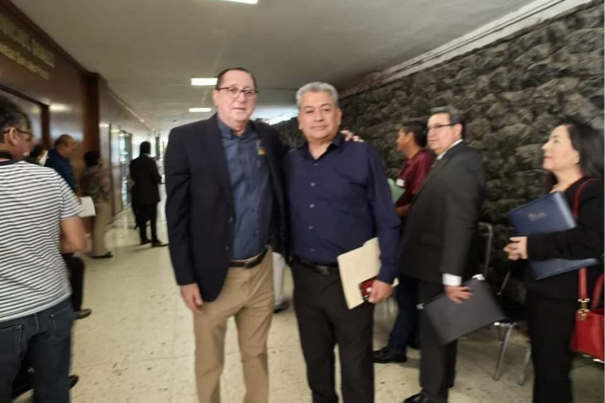 Recibe constancia de jubilación, Oscar Luis López González, Prefecto de la FCC, UANL.