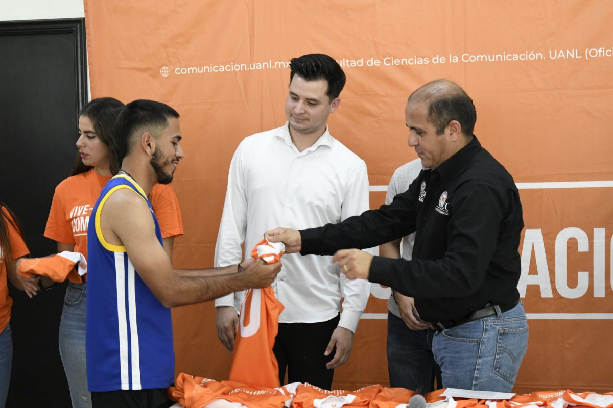 Coordinación deportiva recibe uniformes para equipos representativos