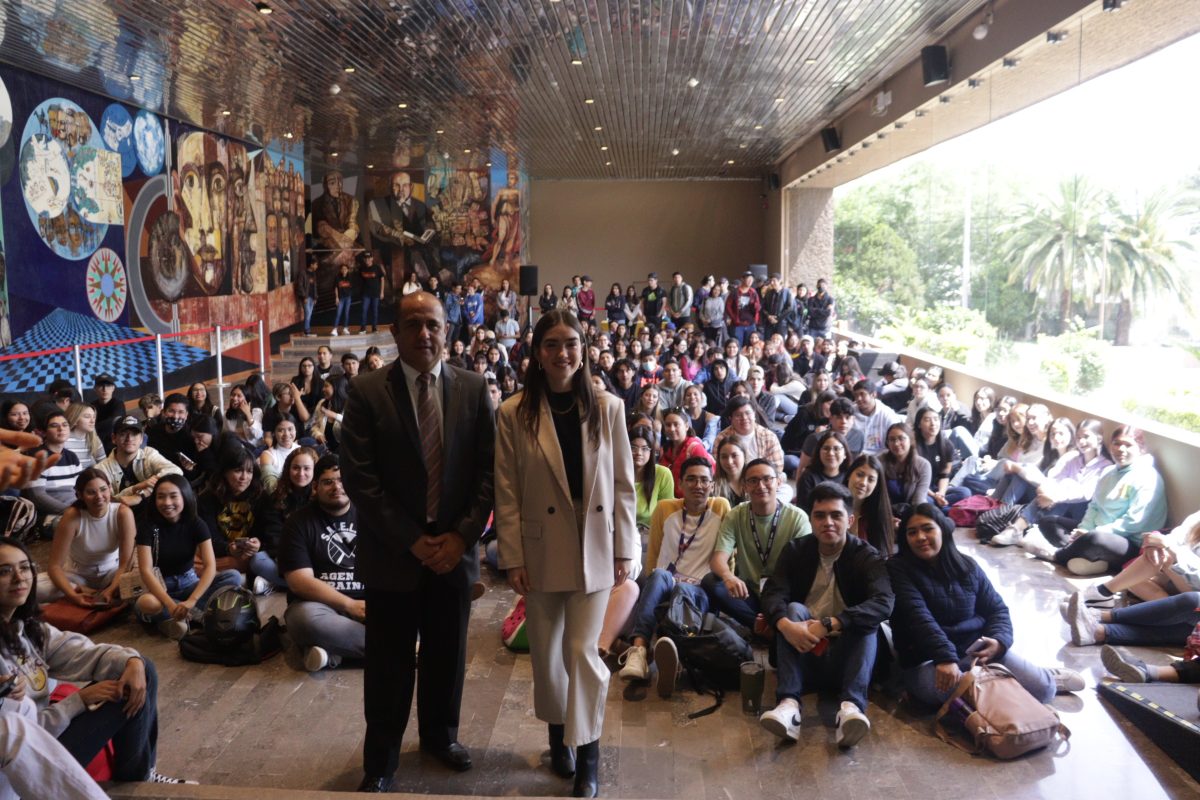 Estudiantes abarrotan el Teatro Universitario durante el segundo día de CLICK