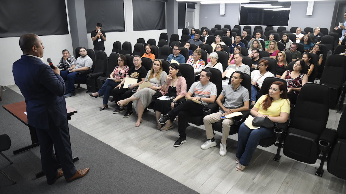 Maestros se preparan para clases de verano