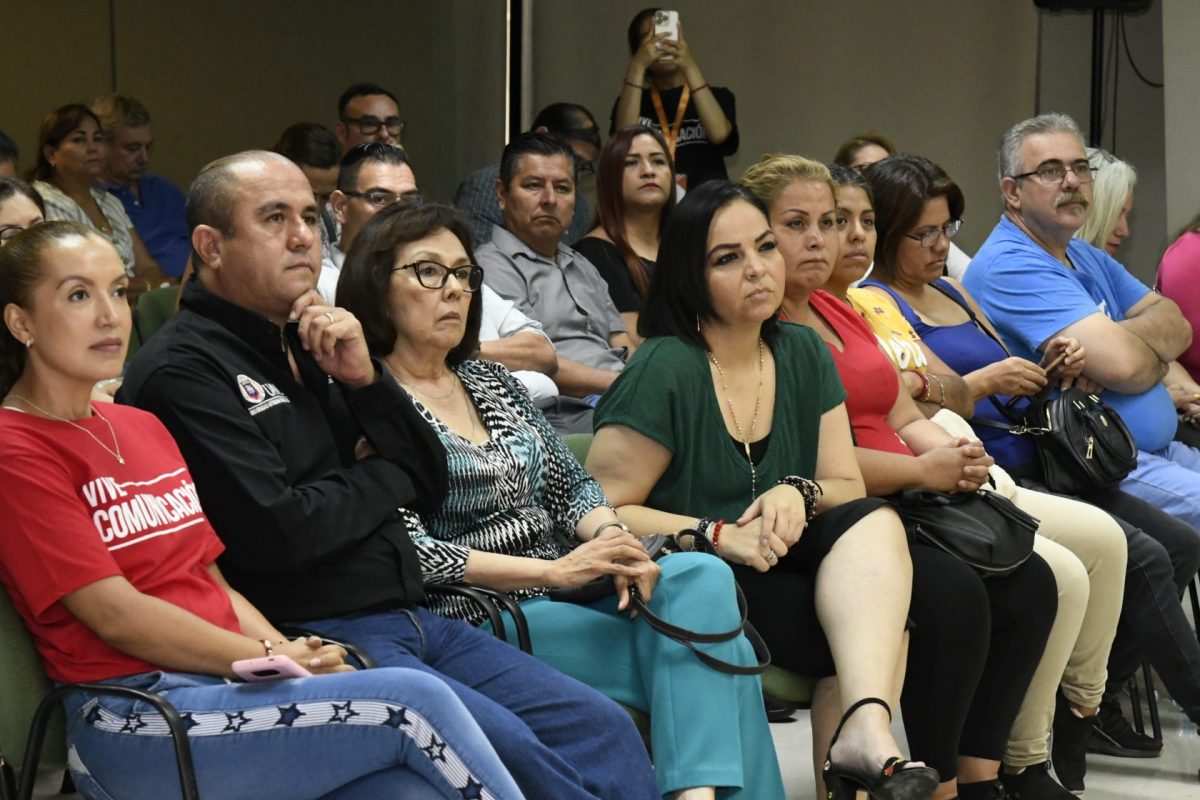 FCC reúne a padres de familia para hablar de salud mental