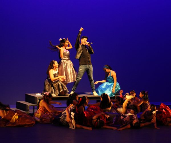 “Un Musical Más” llega al Teatro Universitario para inundar al público en colores, danza y jazz