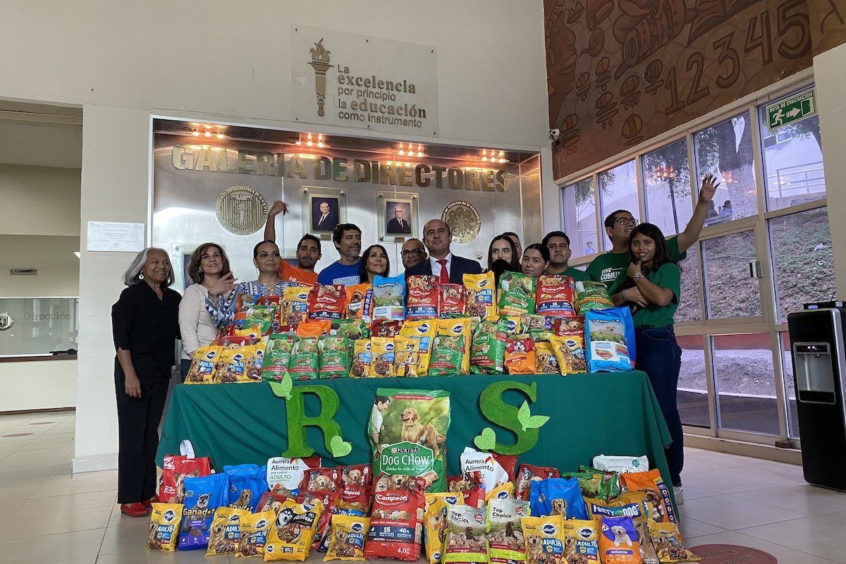 FCC entrega alimento para perritos a refugio animal