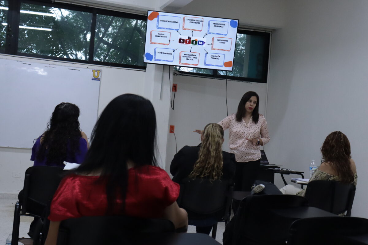 Alumnos de posgrado exponen en coloquio