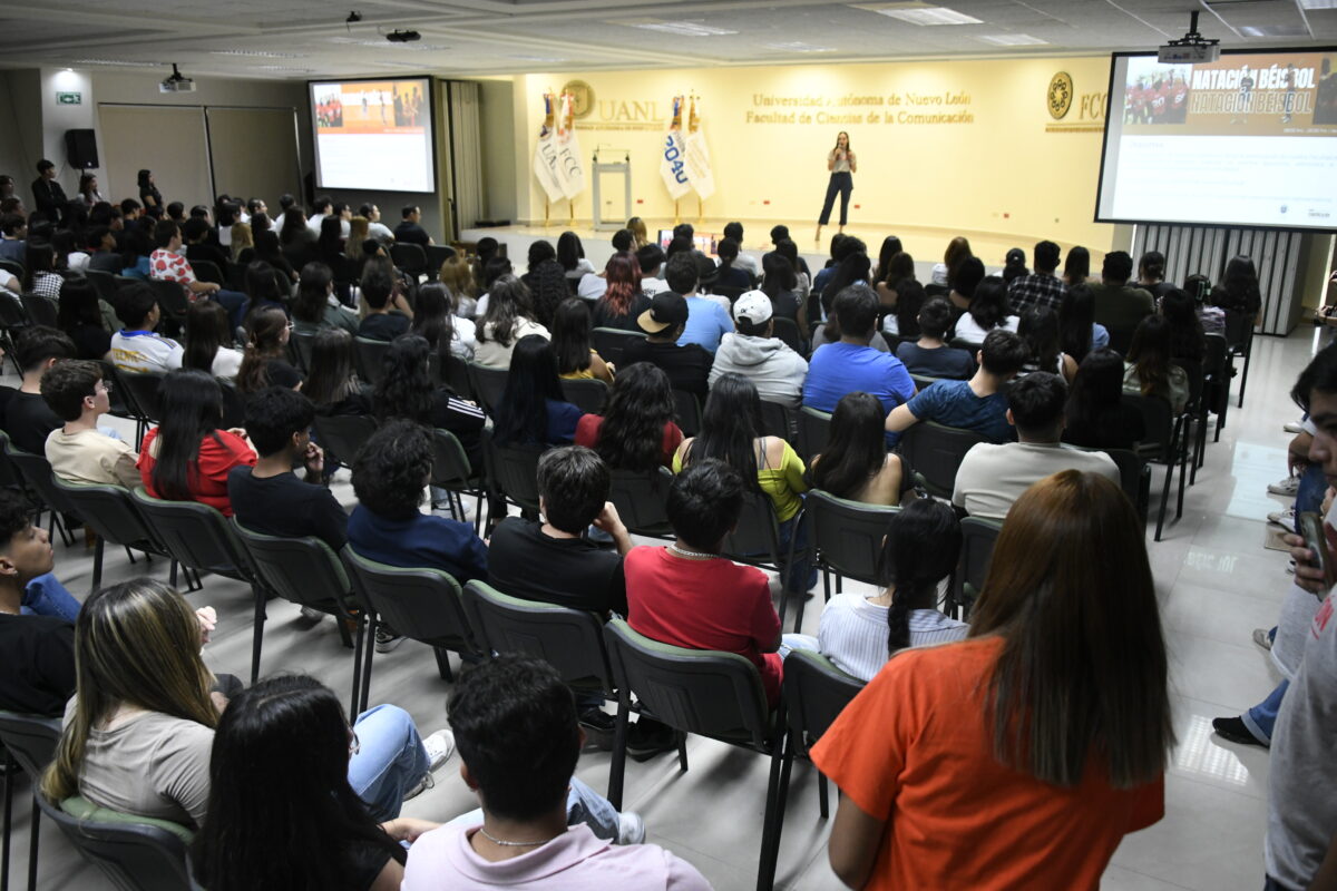SAE y DAE se presentan ante los alumnos de inducción en la FCC