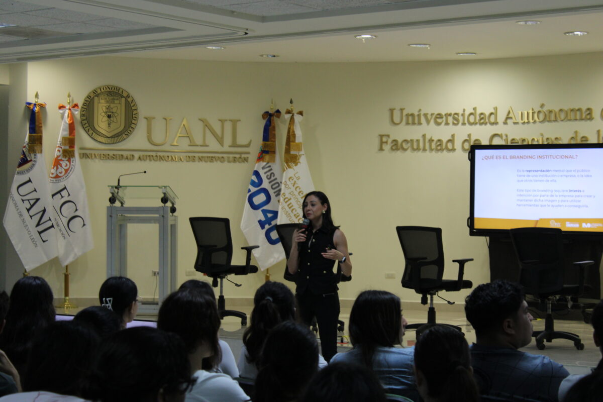 Laboratorio de Marketing se presenta y hace dinámica para alumnos en inducción