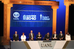 UANL reconoce excelencia profesional a egresados