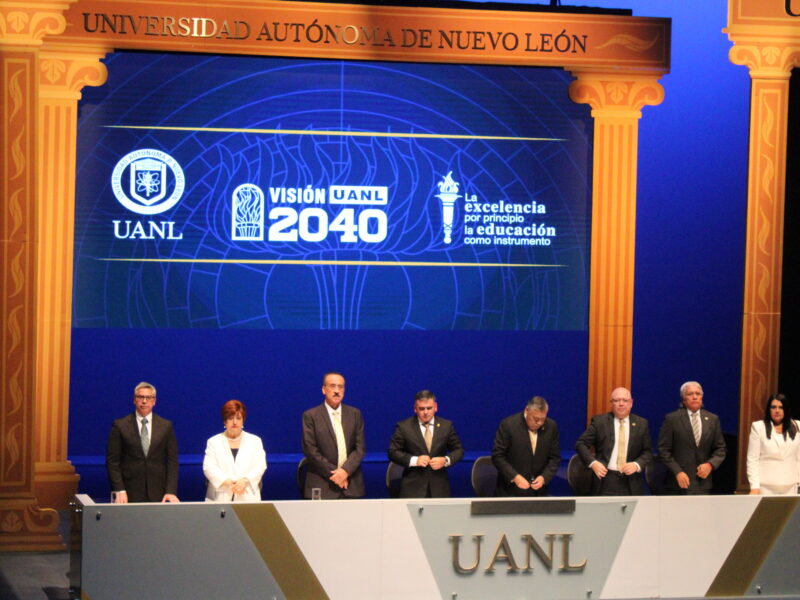 UANL reconoce excelencia profesional a egresados