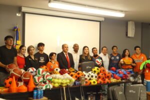 FCC recibe entrega de material deportivo