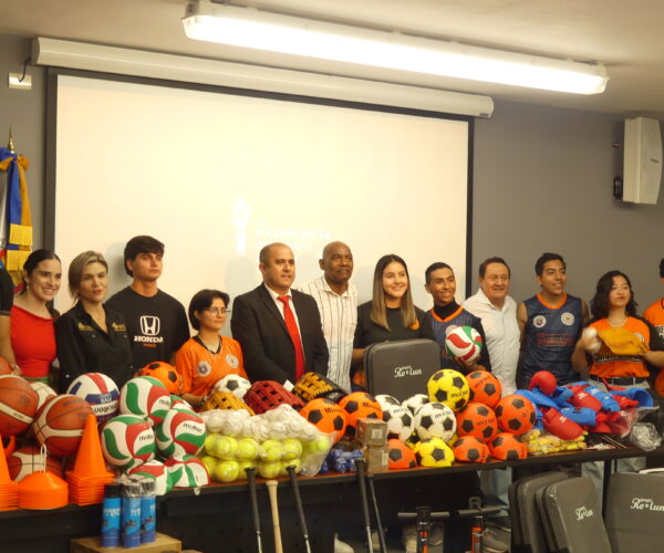FCC recibe entrega de material deportivo