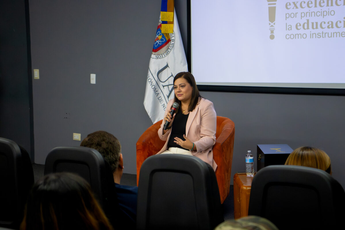 Karina Garza presenta “Ser periodista es un estilo de vida” en FCC