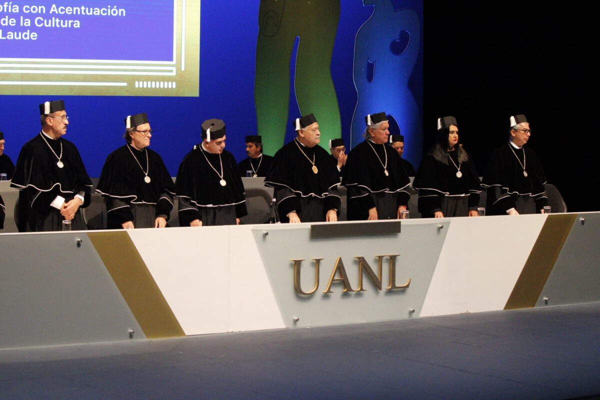 UANL entrega titulos de doctorado