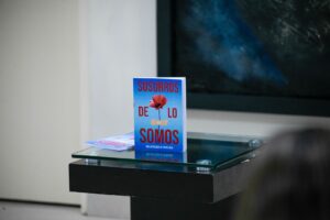 Club de lectura “Entrelineas” presenta “Susurros de lo que somos”