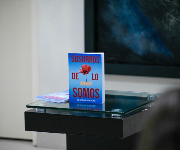 Club de lectura “Entrelineas” presenta “Susurros de lo que somos”