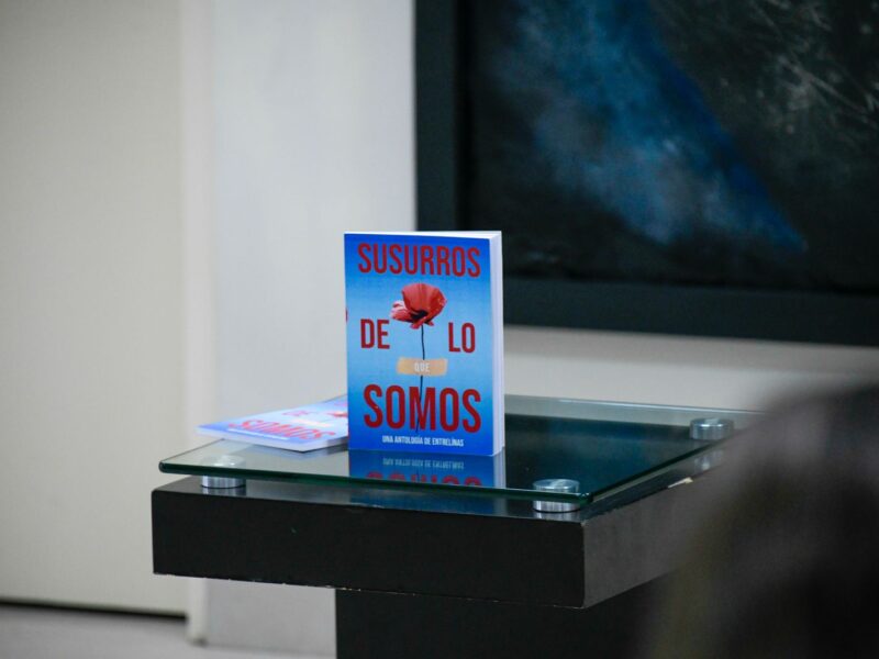 Club de lectura “Entrelineas” presenta “Susurros de lo que somos”