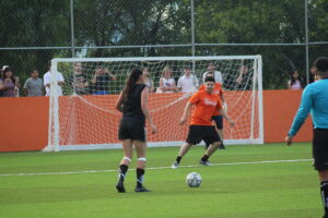 Docentes y administrativos de FCC disputan partido de futbol