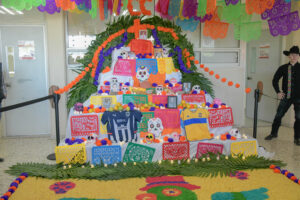 FCC realiza altar de muertos