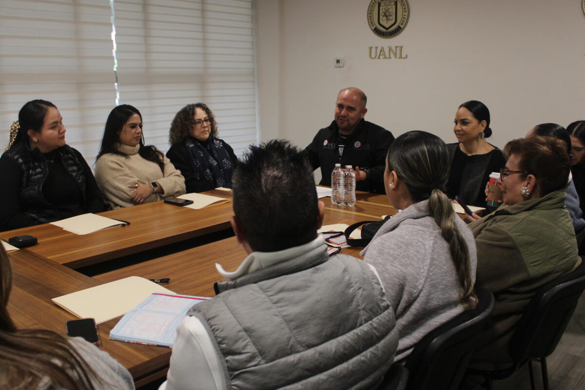 Junta de docentes para dar la bienvenida a alumnos de nuevo ingreso