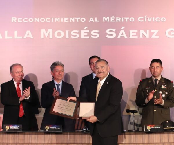 Rector Santos Guzmán recibe la Medalla al Mérito Cívico Moisés Sáenz Garza