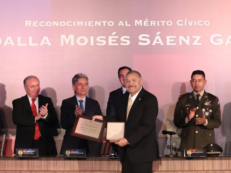 Rector Santos Guzmán recibe la Medalla al Mérito Cívico Moisés Sáenz Garza