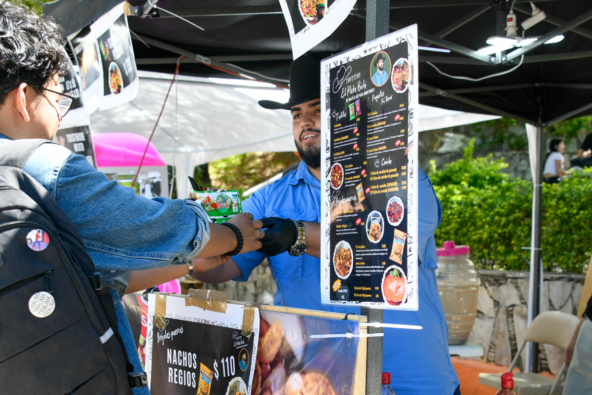 Estudiantes muestran sus emprendimientos en mercado perico