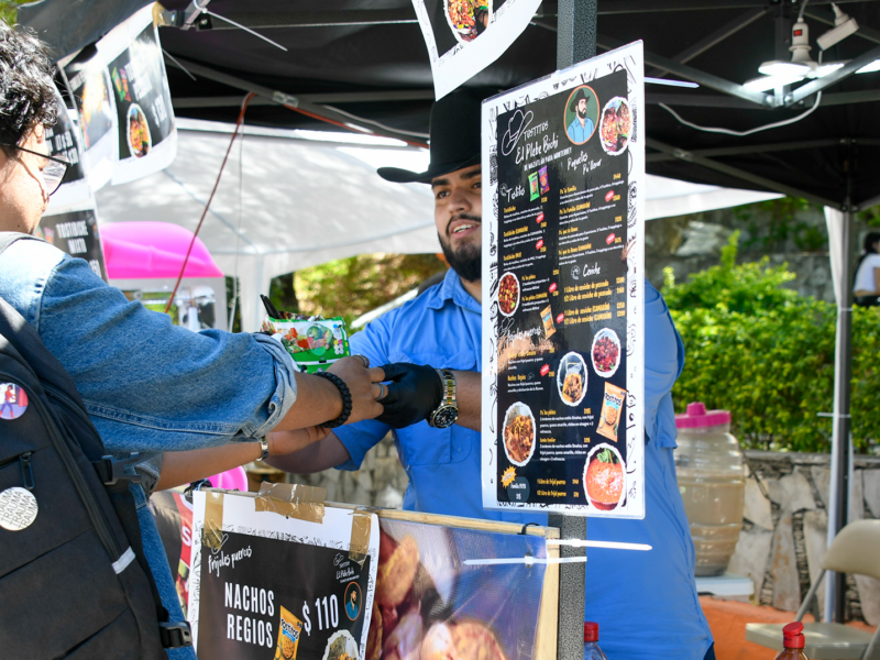 Estudiantes muestran sus emprendimientos en mercado perico