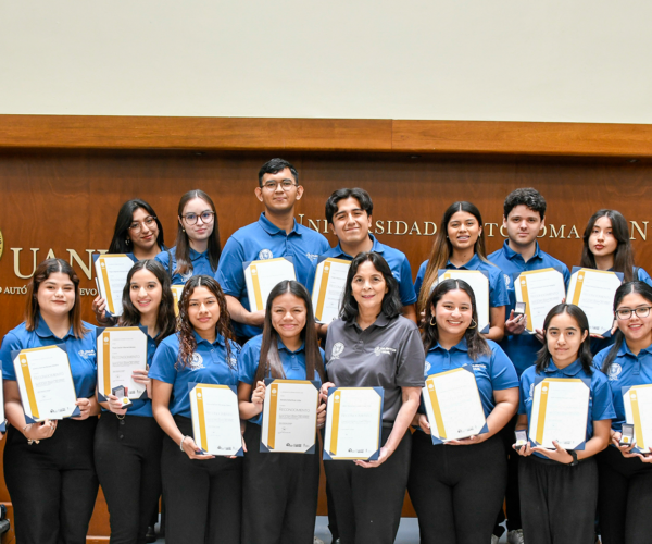 Estudiantes de FCC reciben reconocimiento por permanencia en programa de talentos 