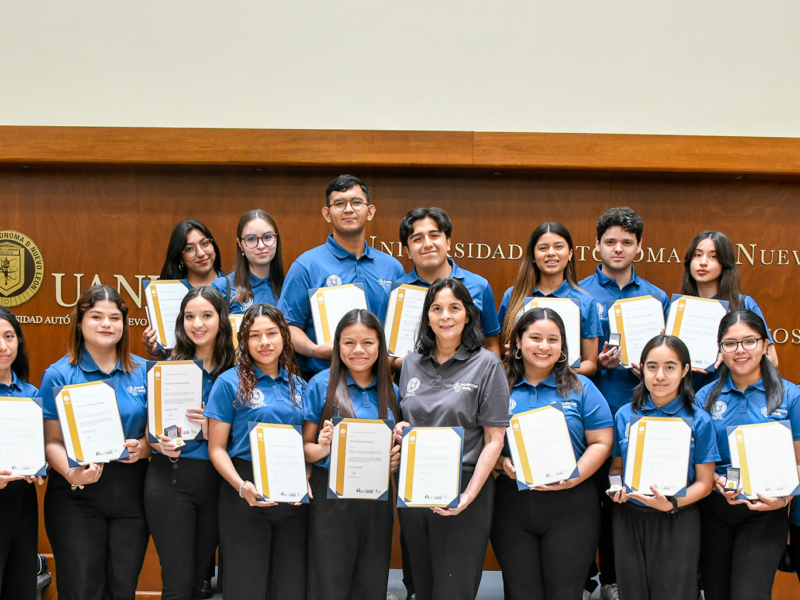 Estudiantes de FCC reciben reconocimiento por permanencia en programa de talentos 